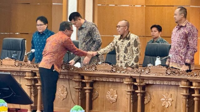 Wagub Bali, I Nyoman Giri Prasta (kiri) saat menghadiri Rapat Paripurna DPRD Provinsi Bali