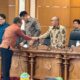 Wagub Bali, I Nyoman Giri Prasta (kiri) saat menghadiri Rapat Paripurna DPRD Provinsi Bali
