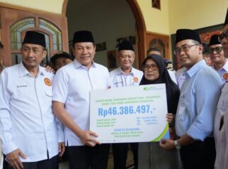Bupati Sidoarjo, H. Subandi menyerahkan santunan BPJS Ketenagakerjaan kepada ahli waris almarhum Moch Kusaini