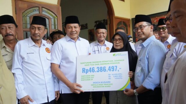 Bupati Sidoarjo, H. Subandi menyerahkan santunan BPJS Ketenagakerjaan kepada ahli waris almarhum Moch Kusaini