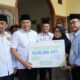 Bupati Sidoarjo, H. Subandi menyerahkan santunan BPJS Ketenagakerjaan kepada ahli waris almarhum Moch Kusaini