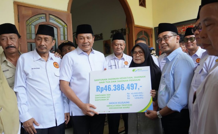 Bupati Sidoarjo, H. Subandi menyerahkan santunan BPJS Ketenagakerjaan kepada ahli waris almarhum Moch Kusaini