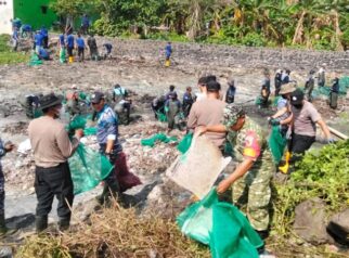 Kerja bakti membersihkan sampah di sepanjang aliran Sungai Kalimati