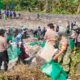Kerja bakti membersihkan sampah di sepanjang aliran Sungai Kalimati