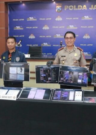 Polda Jatim, menggelar konferensi pers pengungkapan praktik kejahatan siber