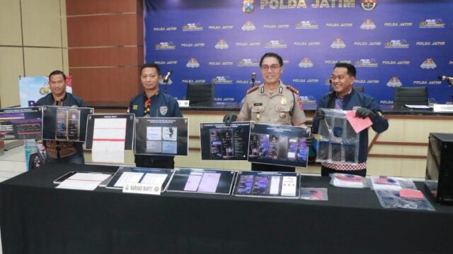 Polda Jatim, menggelar konferensi pers pengungkapan praktik kejahatan siber