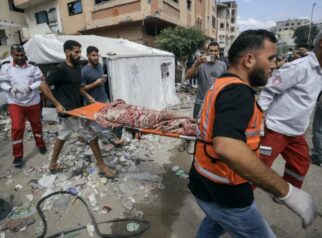Tim medis membawa jenazah korban setelah serangan Israel