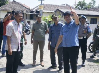 Bupati Sidoarjo H. Subandi, SH, M.Kn., meninjau langsung kondisi persimpangan depan Polsek Jabon