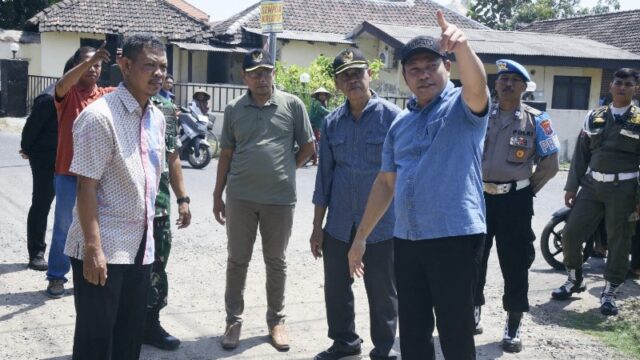 Bupati Sidoarjo H. Subandi, SH, M.Kn., meninjau langsung kondisi persimpangan depan Polsek Jabon