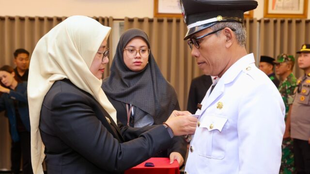 Bupati Ipuk Lantik Kades Setail Terpilih Pemilihan Antar Waktu di Banyuwangi