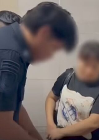 Petugas Imigrasi mengamankan dua WNA asal China