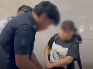 Petugas Imigrasi mengamankan dua WNA asal China