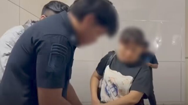 Petugas Imigrasi mengamankan dua WNA asal China