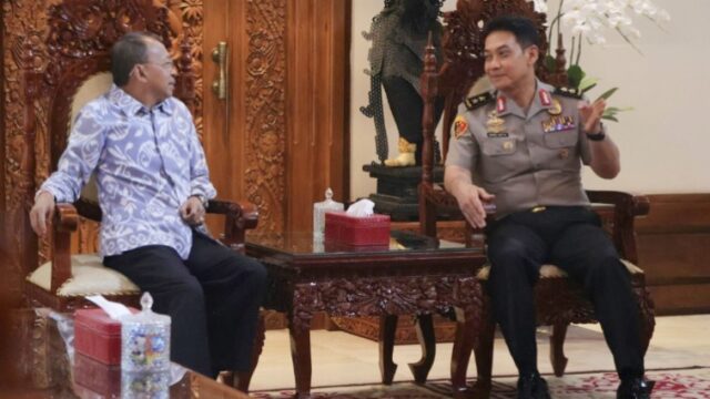 Gubernur Bali, I Wayan Koster menerima kunjungan mantan Kapolda Bali, Irjen Pol Daniel Adityajaya