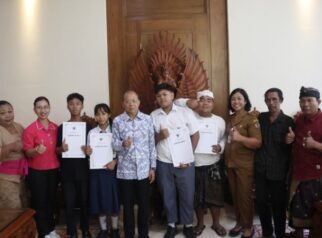 Gubernur Bali, I Wayan Koster menyerahkan bantuan sosial pendidikan