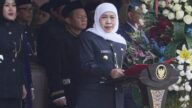 Gubernur Jatim, Khofifah Indar Parawansa saat memimpin upacara peringatan Hari Jadi ke-81 Provinsi Jatim