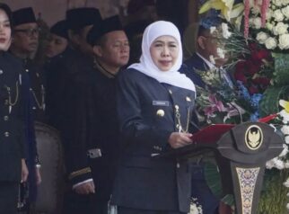 Gubernur Jatim, Khofifah Indar Parawansa saat memimpin upacara peringatan Hari Jadi ke-81 Provinsi Jatim
