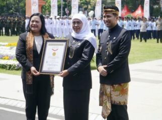 Gubernur Jatim, Khofifah Indar Parawansa didamping Wagub Emil E. Dardak saat menerima Rekor MURI