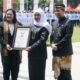 Gubernur Jatim, Khofifah Indar Parawansa didamping Wagub Emil E. Dardak saat menerima Rekor MURI