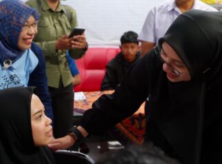 Bupati Banyuwangi, Ipuk Fiestiandani saat membuka kegiatan operasi katarak gratis