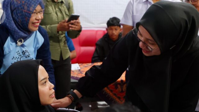 Bupati Banyuwangi, Ipuk Fiestiandani saat membuka kegiatan operasi katarak gratis