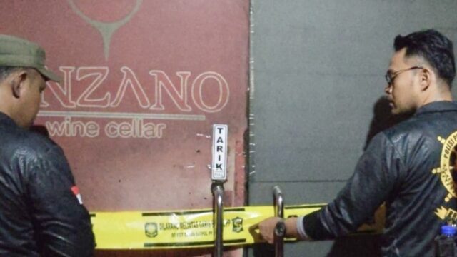 Satpol PP Surabaya, melakukan penyegelan terhadap toko minuman beralkohol