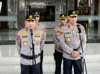 Mantan Kapolda Bali, Irjen Pol Daniel Adityajaya, S.H., S.I.K., M.Si., bersama Kapolda baru Irjen Pol Dr. Pasma Royce, S.I.K., M.H.
