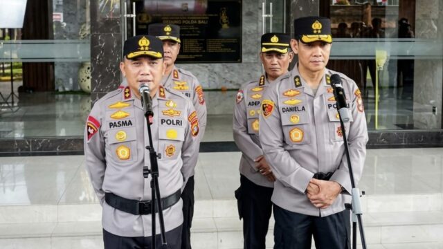 Mantan Kapolda Bali, Irjen Pol Daniel Adityajaya, S.H., S.I.K., M.Si., bersama Kapolda baru Irjen Pol Dr. Pasma Royce, S.I.K., M.H.