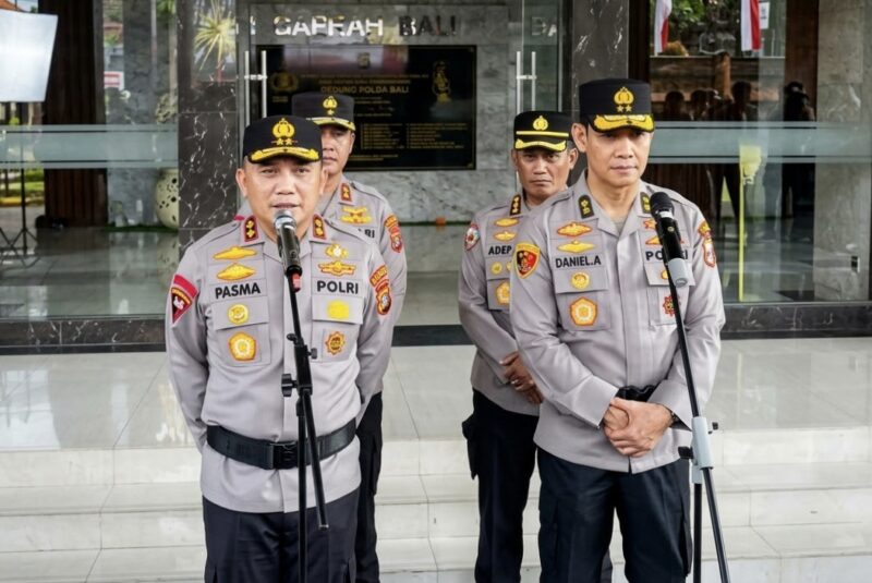 Mantan Kapolda Bali, Irjen Pol Daniel Adityajaya, S.H., S.I.K., M.Si., bersama Kapolda baru Irjen Pol Dr. Pasma Royce, S.I.K., M.H.