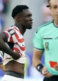 Penyerang tim nasional Amerika Serikat, Folarin Balogun menerima kartu merah