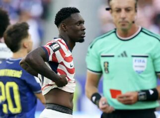Penyerang tim nasional Amerika Serikat, Folarin Balogun menerima kartu merah