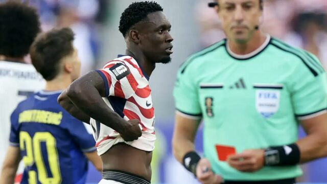 Penyerang tim nasional Amerika Serikat, Folarin Balogun menerima kartu merah