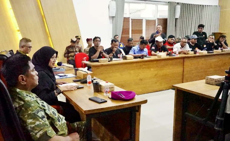 Bupati Ipuk dan Sopir Truk Bahas Solusi Kemacetan Pelabuhan Ketapang di Banyuwangi