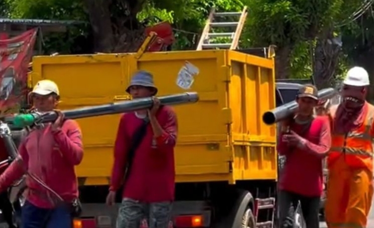 Pemkot Surabaya Perketat Penataan Ruang Publik, 116 Tiang Utilitas dan 91 Bentangan Kabel Tak Berizin Berhasil Ditertibkan.