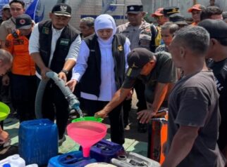 Gubernur Jatim Salurkan Bantuan Air Bersih dan Sarana Penampungan Air Bagi Warga Terdampak Kekeringan di Kenongorejo