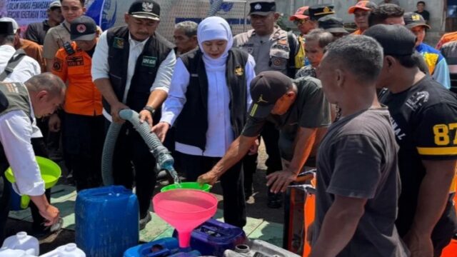 Gubernur Jatim Salurkan Bantuan Air Bersih dan Sarana Penampungan Air Bagi Warga Terdampak Kekeringan di Kenongorejo