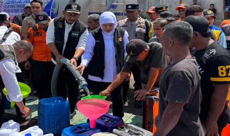 Gubernur Jatim Salurkan Bantuan Air Bersih dan Sarana Penampungan Air Bagi Warga Terdampak Kekeringan di Kenongorejo