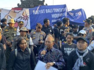 Gubernur Bali, I Wayan Koster menemui langsung pekerja dan mahasiswa dalam aksi unjuk rasa