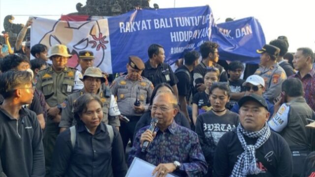 Gubernur Bali, I Wayan Koster menemui langsung pekerja dan mahasiswa dalam aksi unjuk rasa