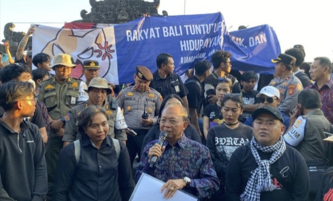Gubernur Bali, I Wayan Koster menemui langsung pekerja dan mahasiswa dalam aksi unjuk rasa