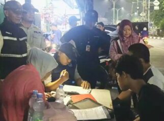 Pelaku membuang sampah sembarangan