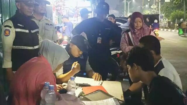 Pelaku membuang sampah sembarangan