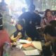 Pelaku membuang sampah sembarangan