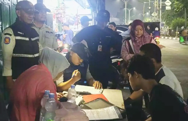 Pelaku membuang sampah sembarangan
