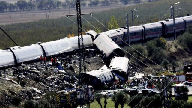 Petugas penyelamat bekerja di lokasi tabrakan dua kereta api