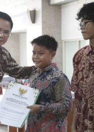 Wali Kota Jaksel, Syafrin Liputo secara simbolis menyerahkan bantuan pengambilan ijazah kepada 414 lulusan