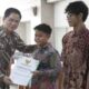 Wali Kota Jaksel, Syafrin Liputo secara simbolis menyerahkan bantuan pengambilan ijazah kepada 414 lulusan