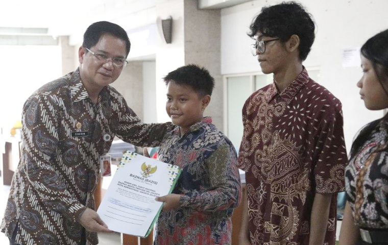 Wali Kota Jaksel, Syafrin Liputo secara simbolis menyerahkan bantuan pengambilan ijazah kepada 414 lulusan
