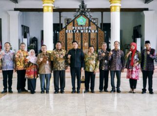 Bupati Sidoarjo, H. Subandi saat menghadiri kegiatan penandatanganan berita acara hasil verval pembangunan fisik gerai KDKMP