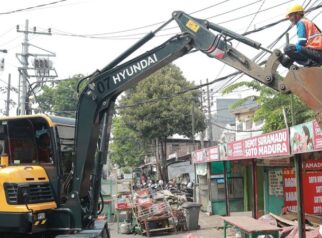 Dukung Normalisasi Saluran Air dan Pemasangan U-ditch, Pemkot Surabaya Tertibkan 35 Bangunan PKL
